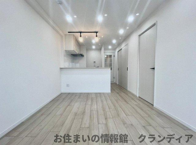 新松戸ファミールハイツ４号棟の居間・リビング|ドキドキの新生活も、安心してスタート。ぴったりの住まいを見つけませんか？クランディアが一緒に住まい選びをサポートします‼　まずは、お気軽にお問合せください　＃クランディア