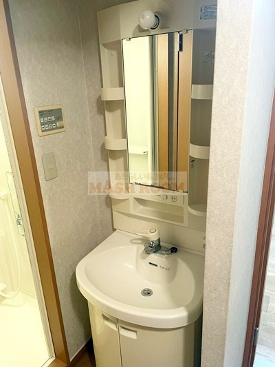 シュール松庵の独立洗面台