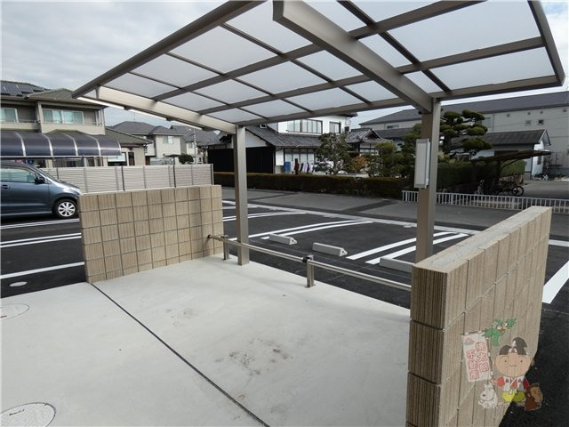 メゾンシュシュの駐車場