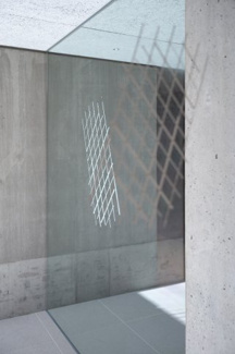 【エントランス】 | 向陽荘 | 自動ドアにあるシルクスクリーンアート