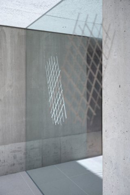 【エントランス】 | 向陽荘 | 自動ドアにあるシルクスクリーンアート