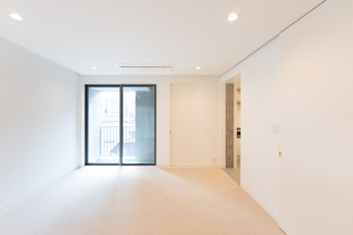 【洋室】 | 向陽荘 | 窓方向を見る