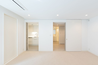 【洋室】 | 向陽荘 | キッチン方向を見る