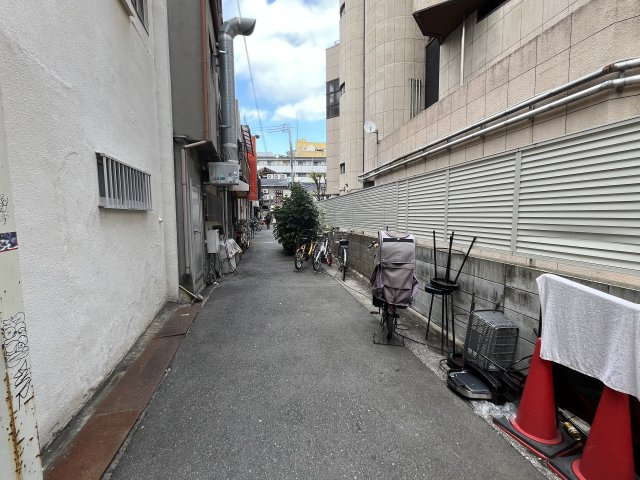 大阪市中央区難波千日前の店舗一部の周辺