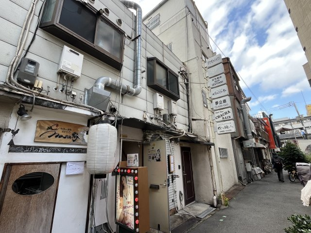 大阪市中央区難波千日前の店舗一部の外観