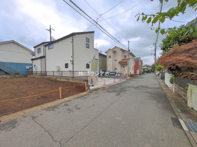 所沢市所沢新町・全2棟　新築一戸建　1号棟の前面道路含む現地写真