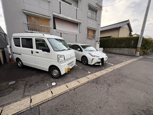 レーベン美里の駐車場