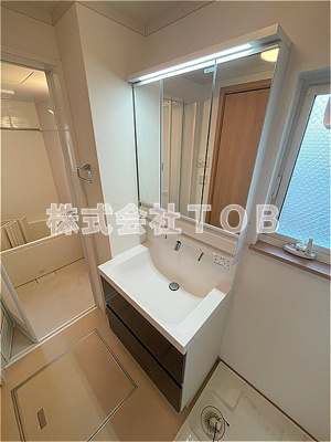 【独立洗面台】 | ボヌールー高井戸東2丁目ー | 3面鏡　シャンプードレッサー※クリーニング中の写真