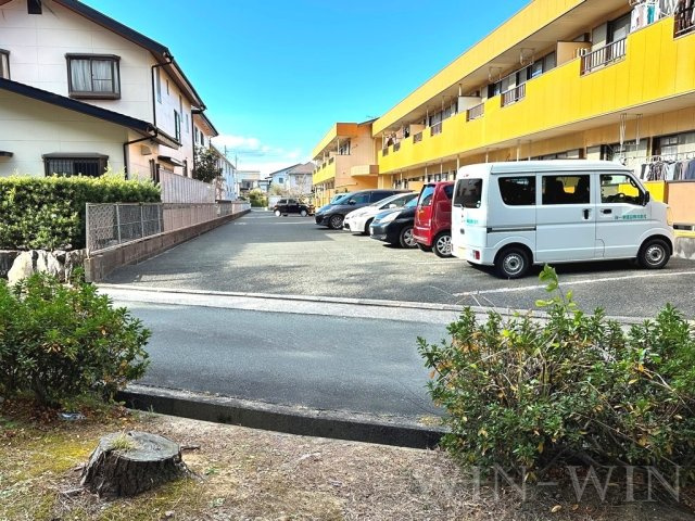 グリーンロード草間の駐車場