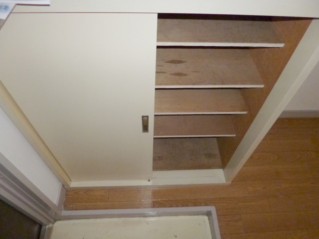 市川第二マンションの居間・リビング|下駄箱あります。