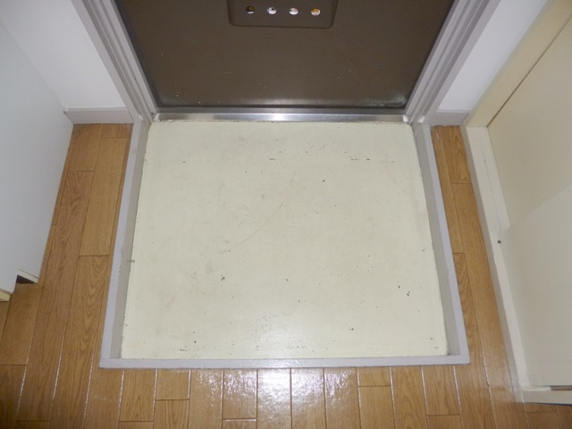 市川第二マンションの玄関|玄関スペースあります。