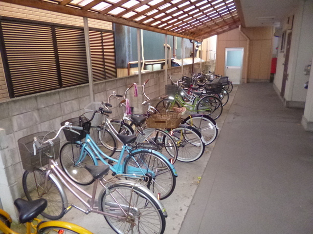 市川第二マンションのその他共用部分|自転車置き場あります。