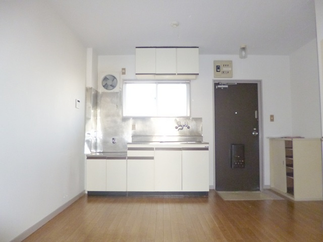 市川第二マンションの居間・リビング|キッチンスペースです。