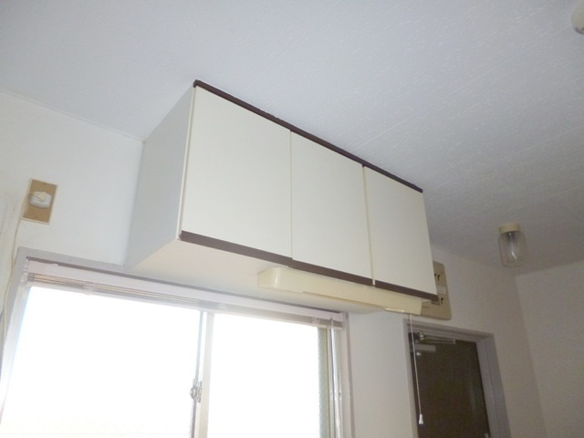 市川第二マンションの設備|キッチン上部収納あります。