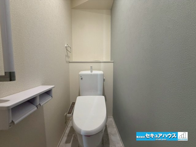 【今からご案内可能】豊明市沓掛町荒井　全1棟のトイレ|【高機能トイレ】
◆高機能トイレの多くは便器のフタの開閉が自動であり、使用後に手動で水を流す面倒もなく非常に便利です。スタイリッシュな見た目で、お掃除しやすく、節水効果が高いです。
