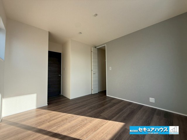 【今からご案内可能】豊明市沓掛町荒井　全1棟の洋室|【洋室】
◆広々とした居住空間は日々の暮らしを彩り、心のやすらぎと満足感を与えてくれます。通風と採光を考慮した設計は子供たちはのびのび育ち、家族でくつろぎと団らんを生み出します。