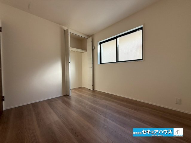 【今からご案内可能】豊明市沓掛町荒井　全1棟の洋室|【洋室】
◆家族一人ひとりの大切なプライベート空間。趣味に合わせて使って頂けるようシンプルに仕上げてあります。暮らし心地を大きく左右する収納を、適材適所に配置し使い勝手を考慮しました。　