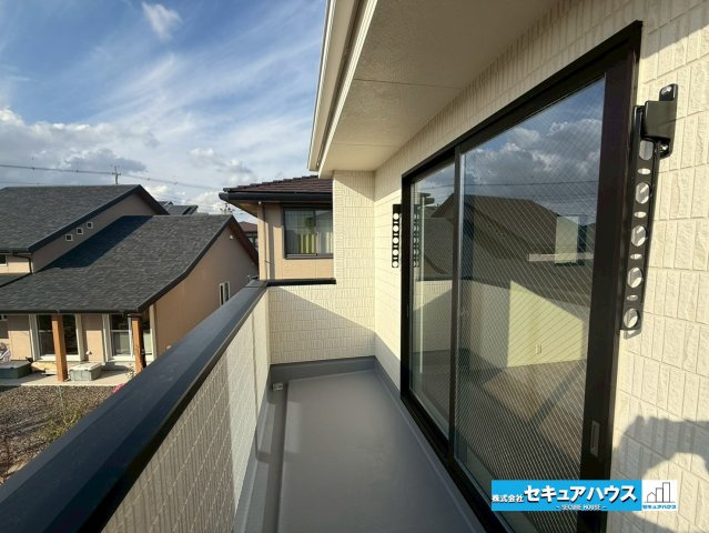 【今からご案内可能】豊明市沓掛町荒井　全1棟のバルコニー|◆見晴らしもよく、太陽の温かな温もりをめいっぱい受け止めてくれます。
太陽の光と爽やかな風を受けたお洗濯物はあっという間に乾き、取りこむ時には太陽の匂いを感じられそうですね。　