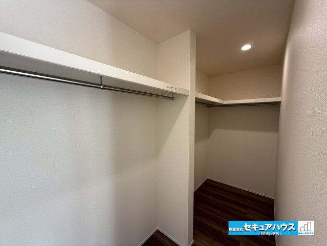 【今からご案内可能】豊明市沓掛町荒井　全1棟の収納|【ウォークインクローゼット】
◆お洋服はもちろんゴルフバックやキャリーケースなども収納可能です♪