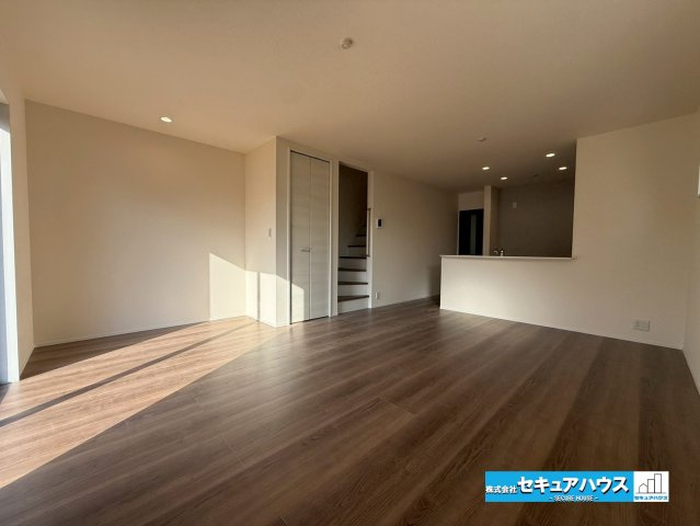 【今からご案内可能】豊明市沓掛町荒井　全1棟の居間・リビング|【LDK】
◆通学から帰宅し、リビングルームで会話を楽しむ子ども達。リビングから臨む景色は太陽色に染まり、解放感溢れゆったりとしたひと時を過ごすことが出来る素敵な空間です。