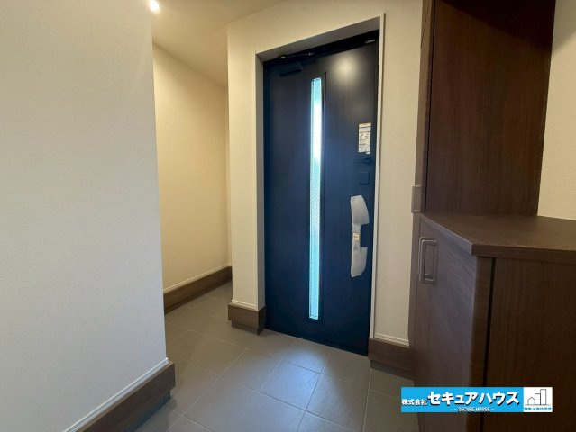 【今からご案内可能】豊明市沓掛町荒井　全1棟の玄関|【玄関】
◆お家に出会う人々を迎える玄関だからこそ、広々清潔感あふれる空間にしたいものです。採光・通風にも配慮された設計で毎日明るい空間をキープします♪