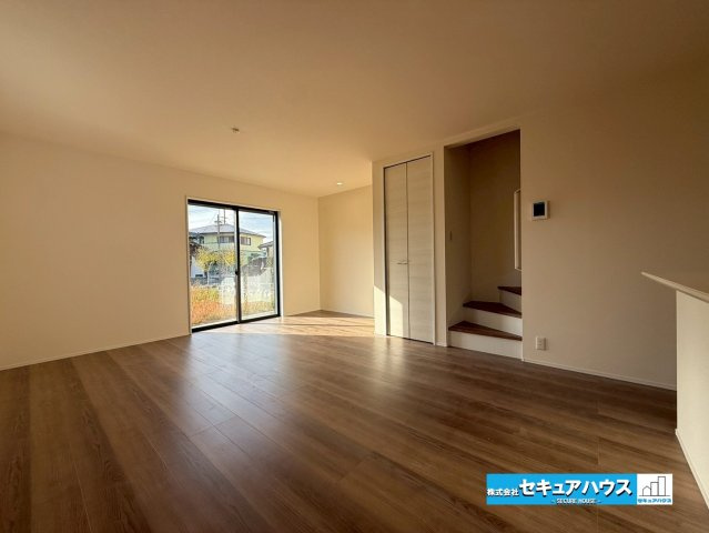 【今からご案内可能】豊明市沓掛町荒井　全1棟の居間・リビング|【LDK】
◆日当たりが良く温かい広々リビングは家族の団らんスペースになります。