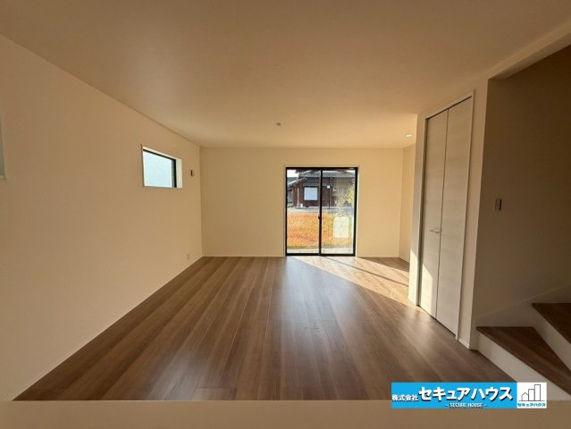 【今からご案内可能】豊明市沓掛町荒井　全1棟の居間・リビング|【キッチンから見たリビング】
◆対面式キッチンのためリビングの様子を見ながら料理できます。