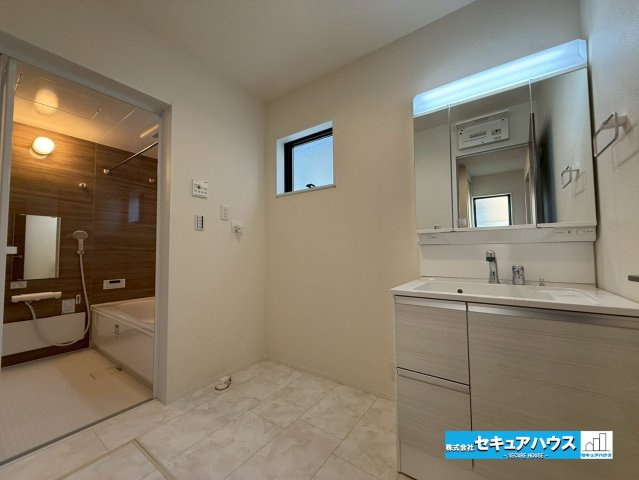 【今からご案内可能】豊明市沓掛町荒井　全1棟の独立洗面台|【洗面台】
◆鏡の裏にはたっぷりと収納スペースを標準装備！
◆電源を付属しているのでドライヤーなど利用できます。