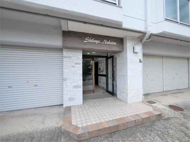 大阪市北区中津３丁目の賃貸マンションのエントランス