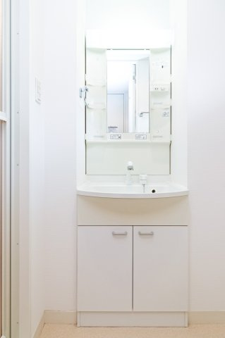 ザシダーハウスバイサヴォイ　3階の洗面所|別号室のものになります。現状優先。