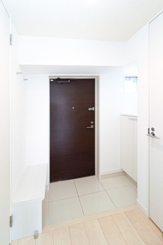 ザシダーハウスバイサヴォイ　3階の玄関|別号室のものになります。現状優先。