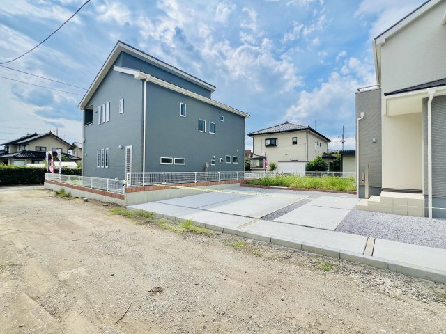 前橋川曲の前面道路含む現地写真|間口も広く駐車も広々♪