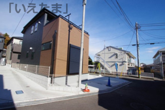 【前面道路含む現地写真】 | 東南の角地、西側は隣地の通路（車庫）になります。