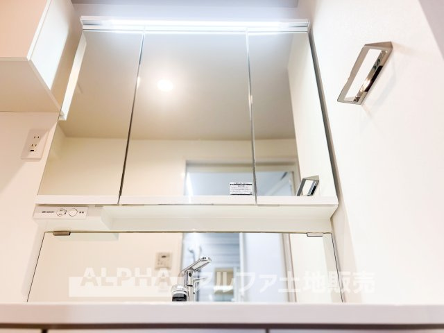 東大和グリーンタウン3号棟の独立洗面台|【Vanity with Three Mirrors】
◆三面鏡洗面化粧台◆身支度で使う歯ブラシや化粧品などの小物も鏡裏にすっきり収納。生活感を抑えて朝のひとときも快適に過ごせスタイリッシュな空間に。