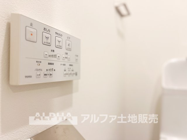 東大和グリーンタウン3号棟のトイレ|【Warm water flush toilet】
◆温水洗浄便座付きトイレ◆お掃除も楽々。快適に過ごすためには今や欠かせない設備の一つです。壁掛けリモコンで使いやすくいつでも清潔に保てます。