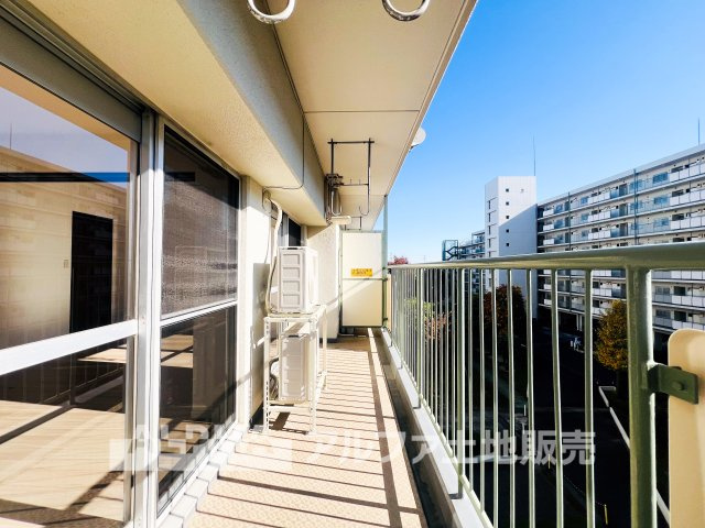 東大和グリーンタウン3号棟のバルコニー|【outward appearance】
◆バルコニー◆家から望む空はブルースカイ。隔てるものは何もなく、そこにあるのは青い空と白い雲の景色がこの街の彩りを演出している。