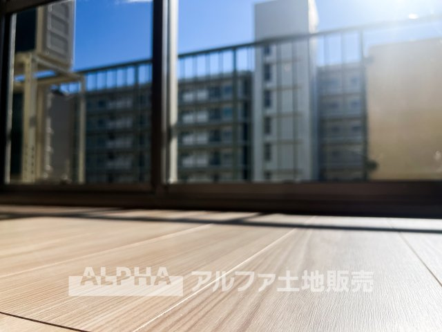 東大和グリーンタウン3号棟の居間・リビング|【prospect view】
◆採光◆リビングからは透明に限りなく近い空気と採光が射し込んでくる。それは明るさと解放感溢れゆったりとしたひと時を過ごすことが出来る『light view』