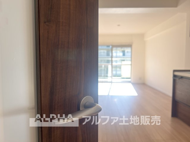 東大和グリーンタウン3号棟の居間・リビング|【The situation】
◆シチュエーション◆リビングルームのドアを開くと、窓から飛び込むのは緑と光の風光明媚な景色。僕の目に映るは、ここで家族と会話をワイワイガヤガヤ楽しんでいる様子。