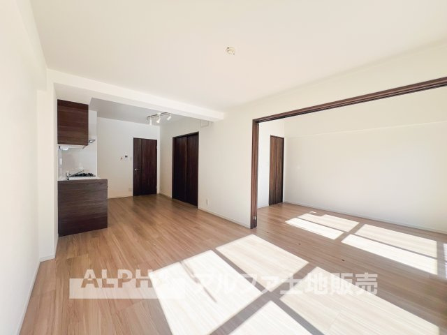 東大和グリーンタウン3号棟の居間・リビング|【Living room】
◆リードディフューザー◆帰宅しリビングに入ると柑橘系の爽やかな香りする空間。そこにはリードディフューザーから放たれた香りが漂い、我が家に帰ってきたなという安心感に満足する。