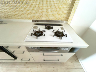 多数の調理器具を同時に使用でき、料理の効率化が可能。省エネで節約になり、様々な料理スタイルに適応できます。また、火力調整が独立しており、手入れや掃除もしやすく、今よりもっとお料理が楽しくなるかも。