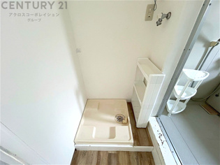 洗濯物の仕分け作業がしやすく、整理整頓が容易になります。洗濯音や湿気を他の部屋に持ち込まず、生活環境を快適に保ちます。上部を活用すれば収納スペースを確保でき洗剤や洗濯用品の整理もしやすくなります。