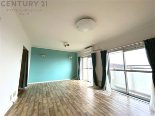 リビングダイニングは家族や友人とのコミュニケーションを楽しむ場所でくつろぎながら食事や会話を楽しめ、多目的に利用できリラックスできる空間です。家庭内の中心として機能し、快適な生活をサポートします。