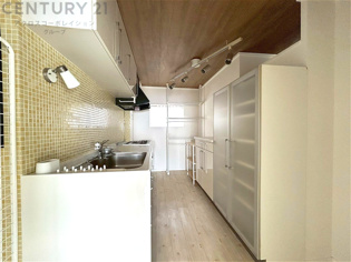 壁付けシステムキッチンはスペースの最大限の有効活用が可能で、動線がスムーズになり調理や準備が快適で効率的に行えます。収納スペースや吊り戸棚が設けられ、調理器具や食器類をスマートに収納できます。