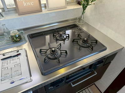 【キッチン】 | 第二花園荘 | グリル付き3口ガスコンロのシステムキッチンです☆グリルがあるとお料理の幅が広がりますね♪自炊生活で楽しく健康に！