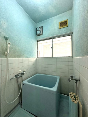 【浴室】 | 第二花園荘 | 清潔感のある浴室です♪ゆったりお風呂に浸かって一日の疲れもすっきりリフレッシュできますね☆浴室には窓があるので湿気対策OK！