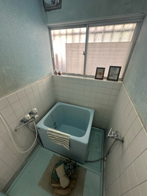 【浴室】 | 第二花園荘 | 清潔感のある浴室です♪ゆったりお風呂に浸かって一日の疲れもすっきりリフレッシュできますね☆浴室には窓があるので湿気対策OK！