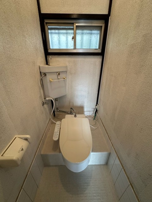 【トイレ】 | 第二花園荘 | トイレは温水洗浄便座付き♪人気のバストイレ別です♪窓のあるトイレで換気もOK☆嫌なニオイがこもりません♪