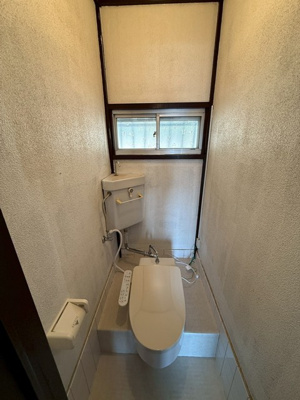 【トイレ】 | 第二花園荘 | トイレは温水洗浄便座付き♪人気のバストイレ別です♪窓のあるトイレで換気もOK☆嫌なニオイがこもりません♪