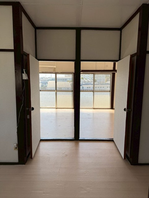 【玄関】 | 第二花園荘 | 玄関から室内への景観です！ダイニングキッチンの奥に洋室6帖の2部屋があります♪