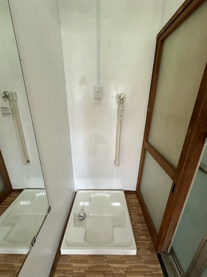 【設備】 | 第二花園荘 | ダイニングキッチンにある室内洗濯機置き場です♪防水パンが付いているので万が一の漏水にも安心です！